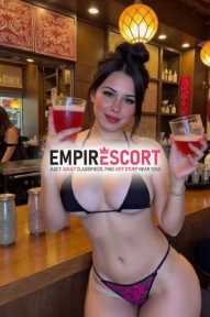 mujer schort joven natural caliente y juguetona
