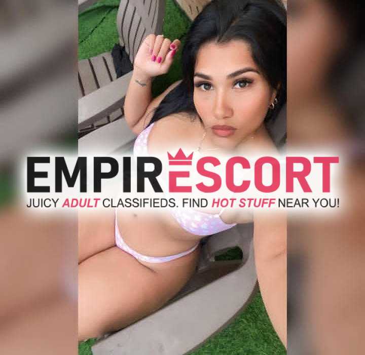 jovencita disponible para videollamadas 247 disfruta de momento de placer.