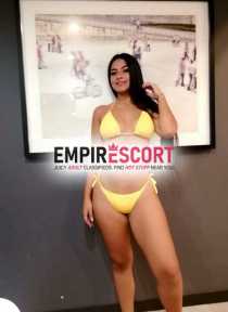 hermosa flaca de piel canela dispuesta brindarte el mejor servicio que hayas podido tener