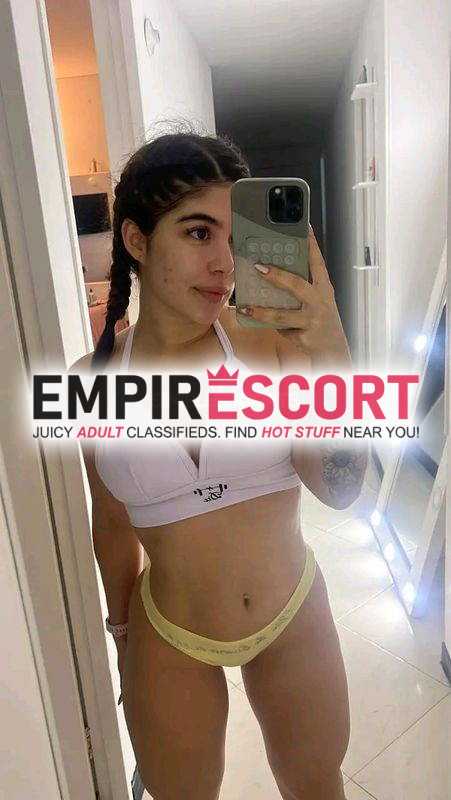 una mujer exuberante ninfómana sumisa y caliente