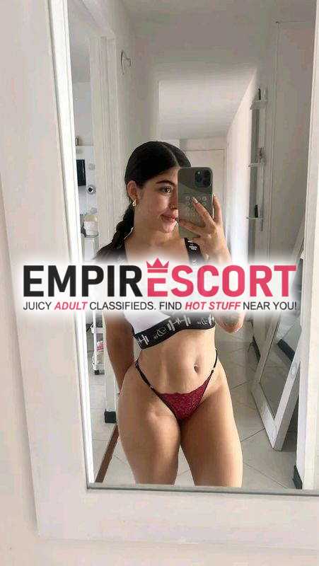 una mujer exuberante ninfómana sumisa y caliente