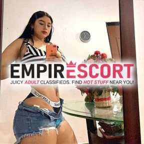chica extrovertida muy complaciente