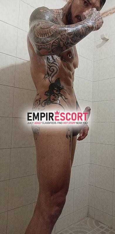 richard es latino tatuado