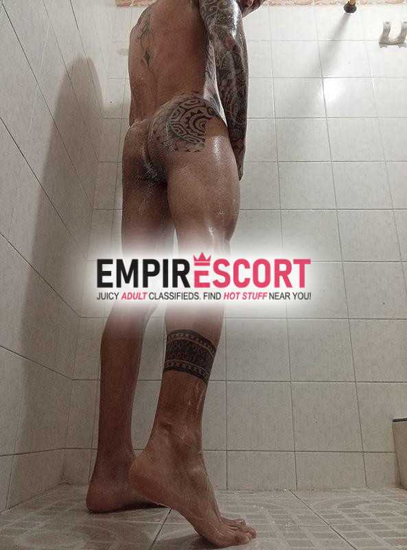 richard es latino tatuado