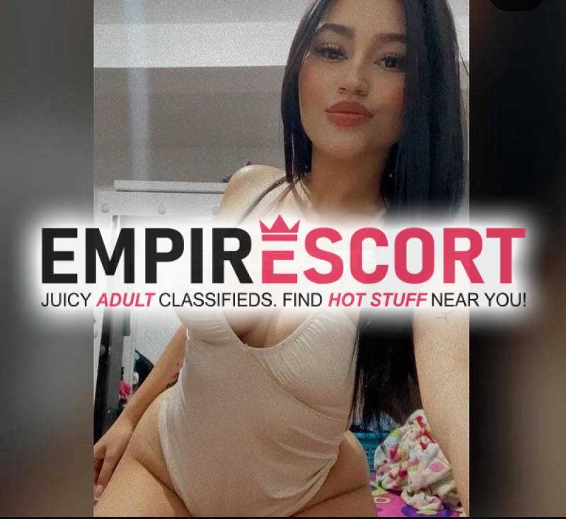 una chica extrovertida y divertida en cama