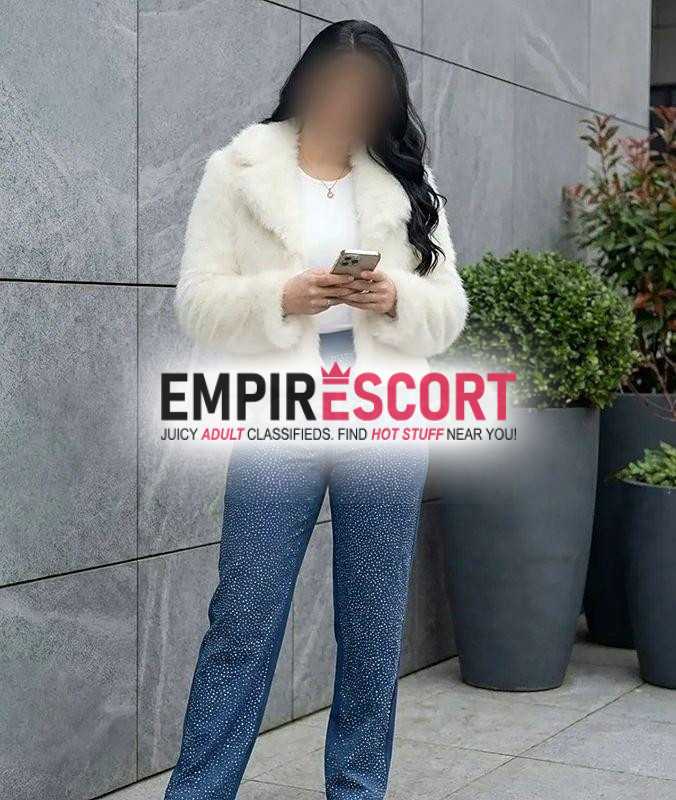preciosa mujer de cabello negro escultural y de gran trato