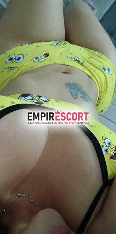encantadora y dispuesta complacer