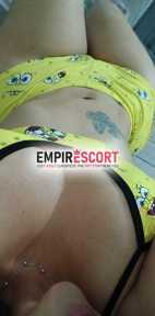 encantadora y dispuesta complacer