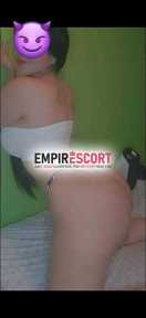 encantadora y dispuesta complacer