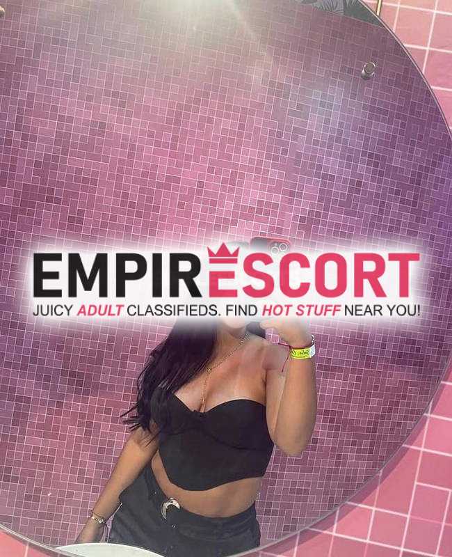 una chica totalmente abiertamente disponible para cumplir tus deseos sexuales