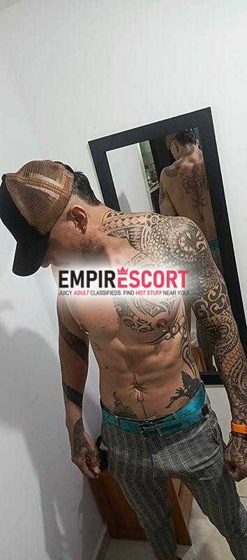 camilo es latino tatuado