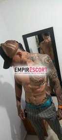 camilo es latino tatuado