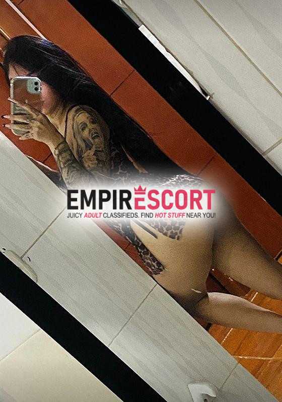 chica tuatuada y sexy lista para complacerte en cama