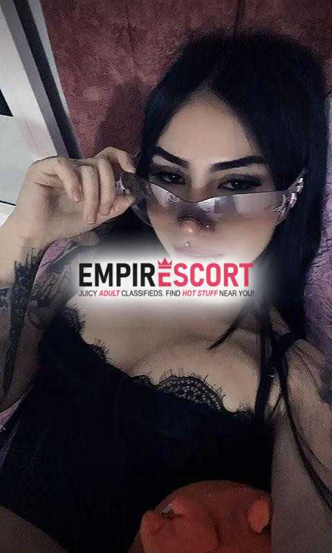 chica tuatuada y sexy lista para complacerte en cama