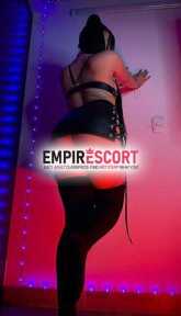 chica tuatuada y sexy lista para complacerte en cama