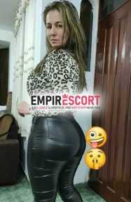 linda y hermosa chica sumisa
