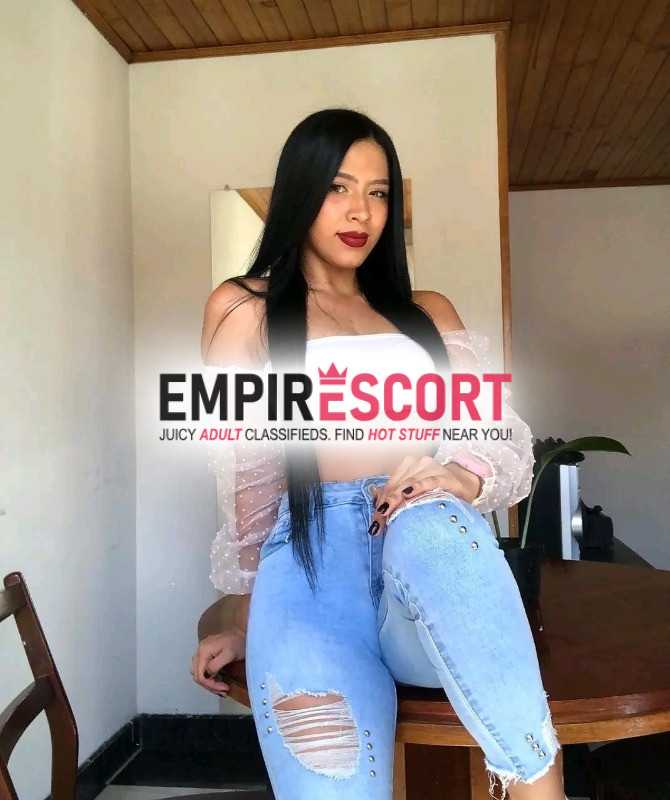 chica hermosa complaciente extrovertida en cama