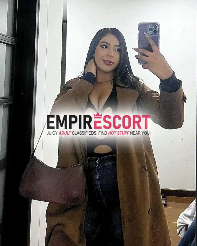 chica hermosa complaciente extrovertida en cama