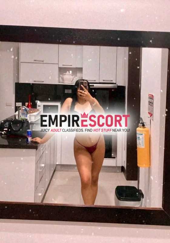 chica hermosa complaciente extrovertida en cama