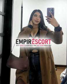 chica hermosa complaciente extrovertida en cama