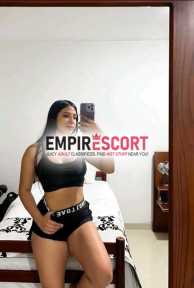 chica hermosa complaciente extrovertida en cama