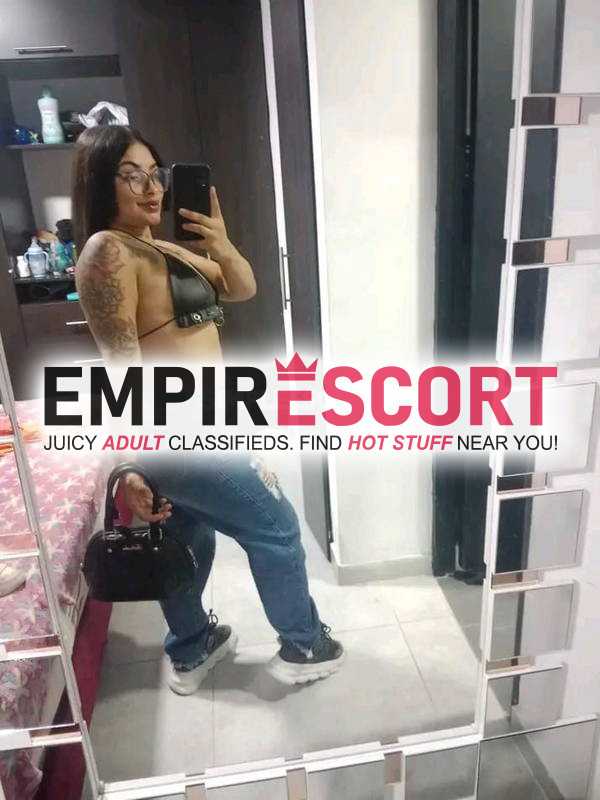 tierna y encantadora dama de compañía ardiente en cama