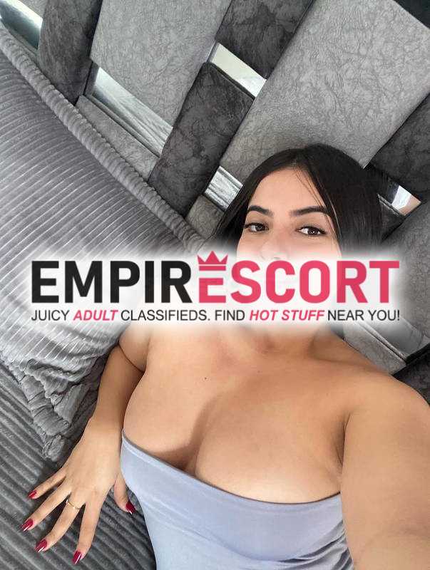 hermosa modelo dispuesta todo y curvas reales