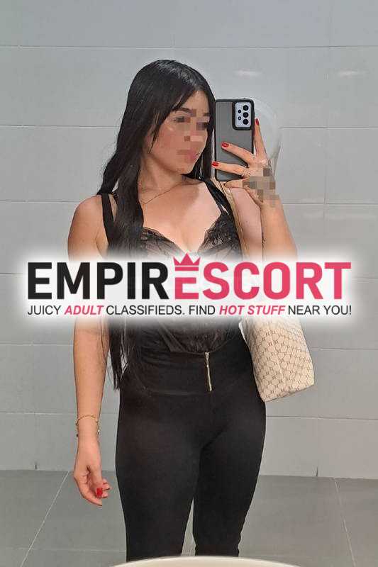 elegante chica de paso por medellín