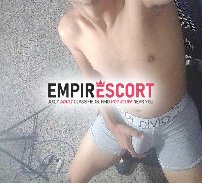 joven nuevo llegando ciudad .moreno