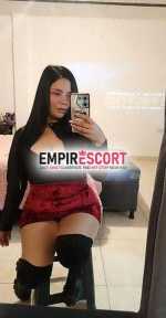 chica extrovertida dispuesta complacer todos tus deseos sexuales