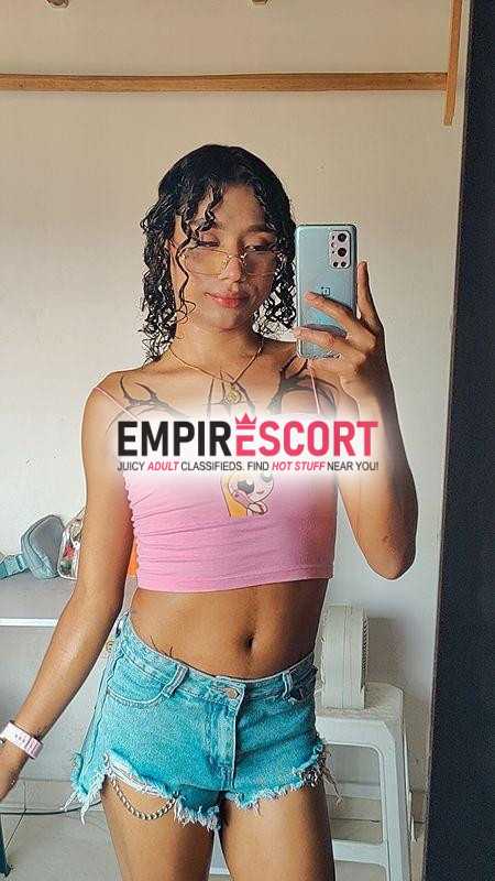 trans morena delgada tatuada aseada y muy caliente
