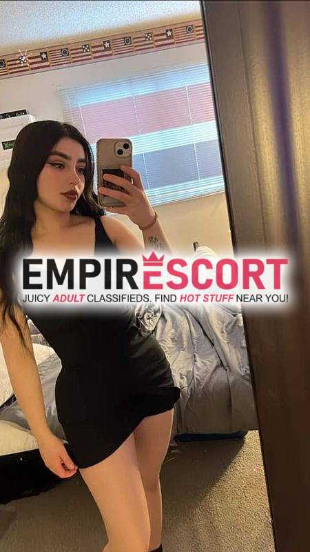 hermosa pelinegra de cuerpo natural está en pie de cuesta y quiere placer