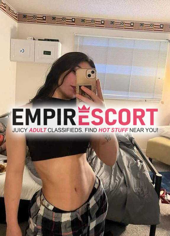 hermosa pelinegra de cuerpo natural está en pie de cuesta y quiere placer