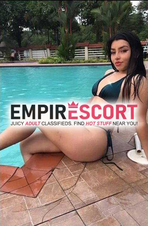 hermosa pelinegra de cuerpo natural está en pie de cuesta y quiere placer