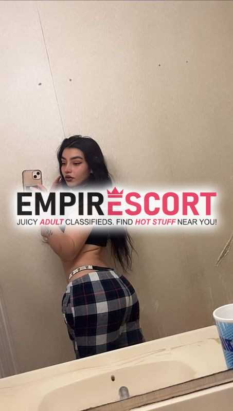 hermosa pelinegra de cuerpo natural está en pie de cuesta y quiere placer
