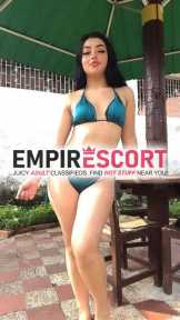 hermosa pelinegra de cuerpo natural está en pie de cuesta y quiere placer