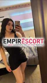 hermosa pelinegra de cuerpo natural está en pie de cuesta y quiere placer