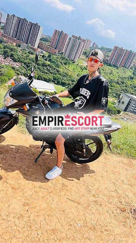 flaco serio tatuado dispuesto hacerte pasar rato chimba