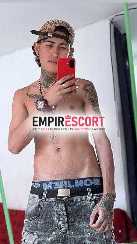 flaco serio tatuado dispuesto hacerte pasar rato chimba