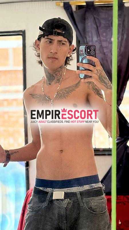 flaco serio tatuado dispuesto hacerte pasar rato chimba