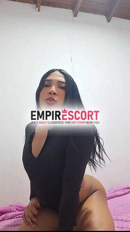 hermosa morena dispuesta para complacerte