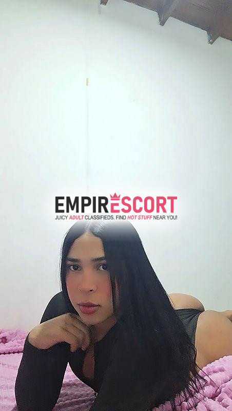 hermosa morena dispuesta para complacerte