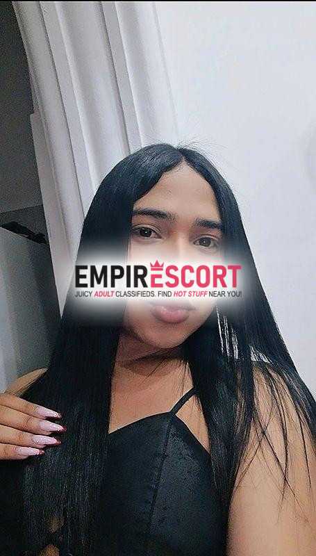 hermosa morena dispuesta para complacerte