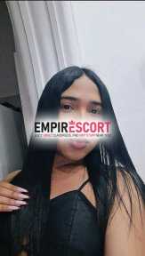 hermosa morena dispuesta para complacerte