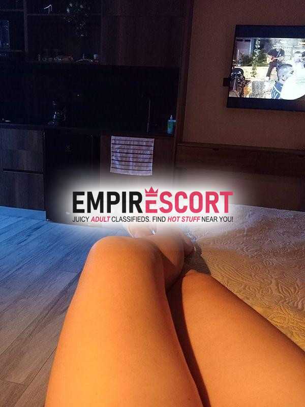 bella modelo exótica de 38 años pelinegra atractiva y complaciente