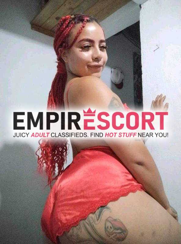 preciosa dama de compañía ardiente en cama