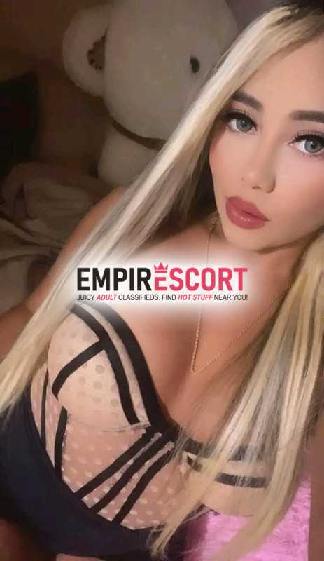 sensual muy hermosa complaciente en cama de mente abierta