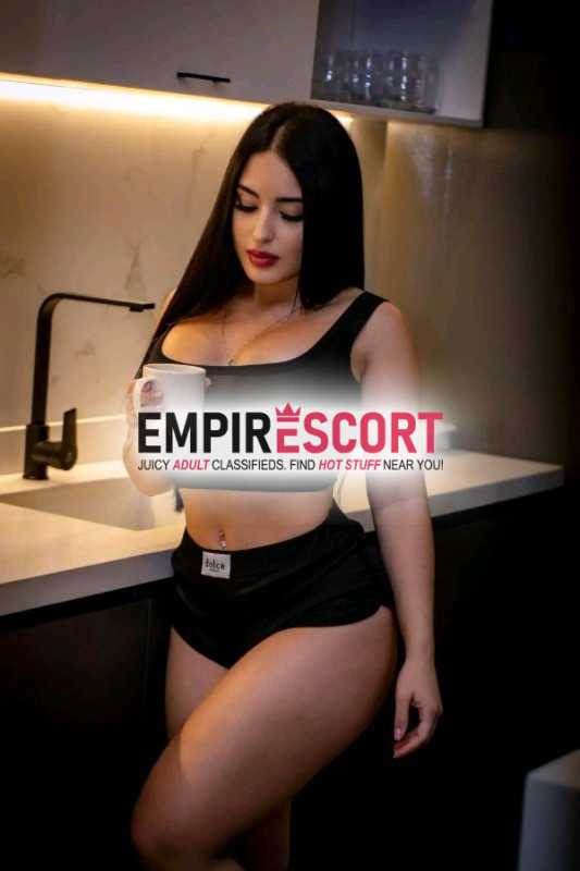ninfómana en cama dispuesta complacer tus deseos sexuales y fantasías sexuales