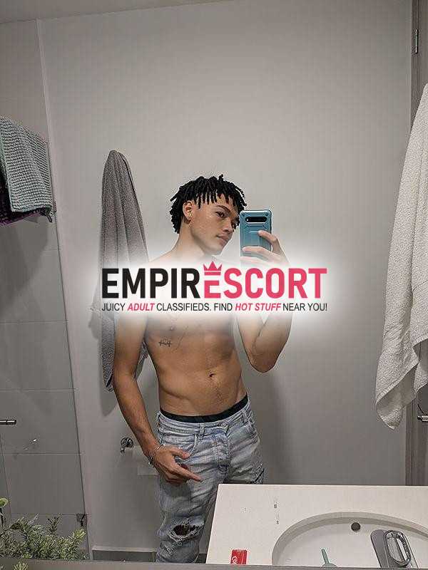 chico sensual y seguro de sí mismo experto en crear ambientes intimos y agradables. ofrezco experiencia intensa divertida y totalmente privada