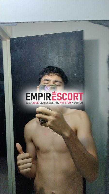 joven fogoso complaciente y masculino